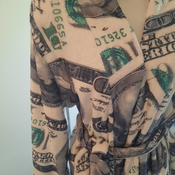 Plush Money Robe - Picture 3 of 5